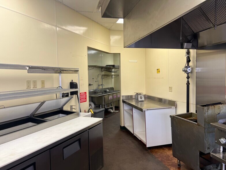 More Photos Of 1621 S 1st Ave, Iowa City Fast Food For Lease