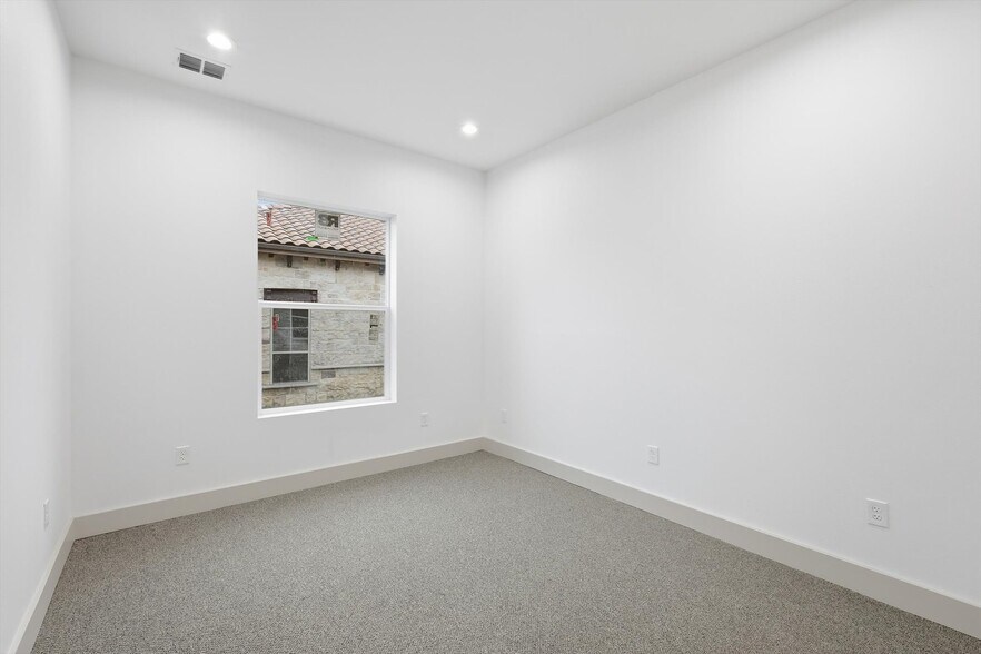 More Photos Of 203 E Debbie Ln, Mansfield Loft Creative Space For Lease