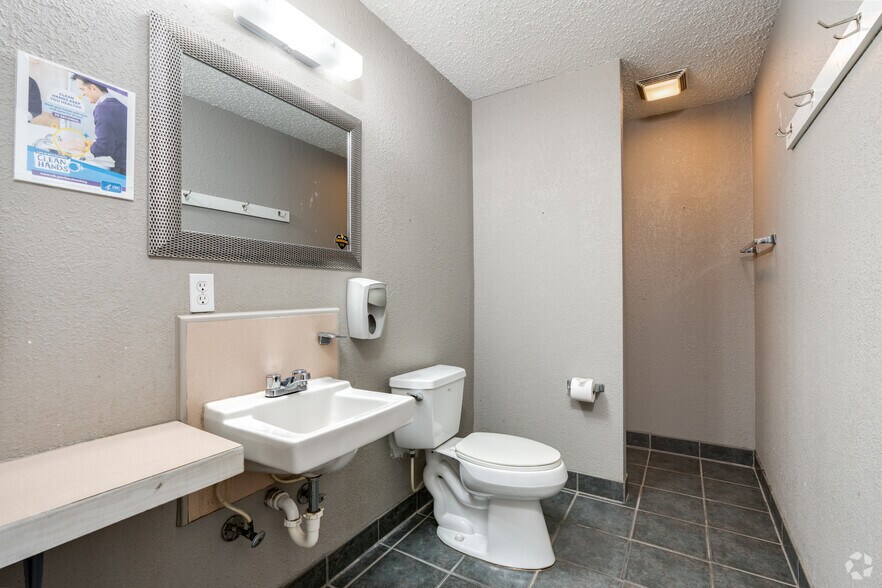 More Photos Of 2333-2337 Delante St, Haltom City Warehouse For Sale