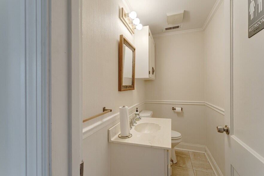 More Photos Of 644 W Iris Dr, Nashville Office For Lease