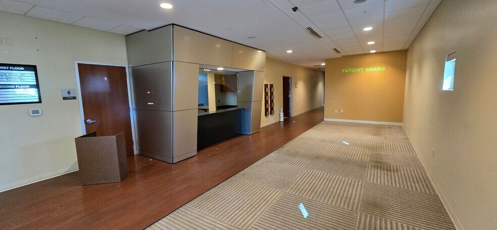 More Photos Of 955 10th Ave N, Naples Medical For Lease