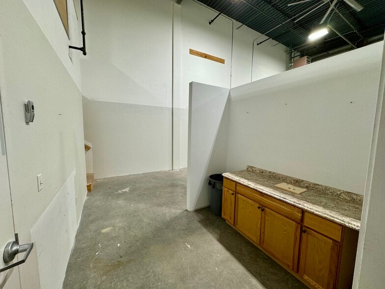 More Photos Of 17-4 NH-125, Kingston Service For Lease