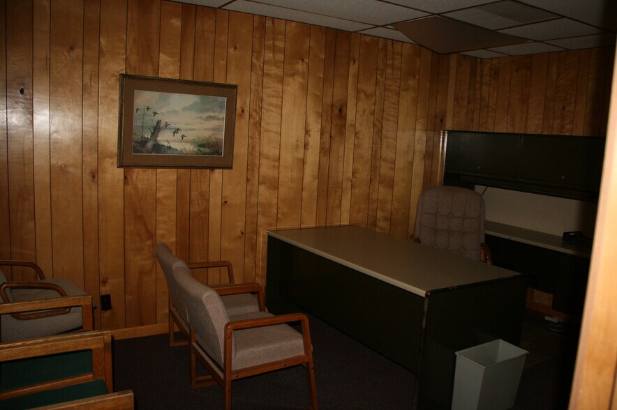 More Photos Of 415 Main St, Tower Freestanding For Lease