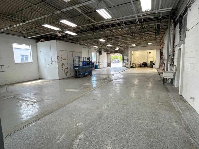 More Photos Of 26051 Dequindre Rd, Madison Heights Warehouse For Sale