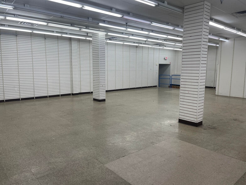 More Photos Of 39-41 N Queen St, Lancaster General Retail For Lease