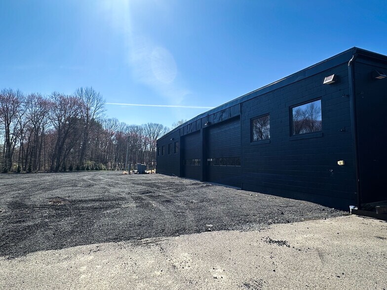 More Photos Of 85 Pierson Ln, Windsor Manufacturing For Lease