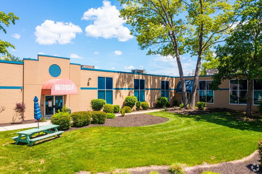 More Photos Of 425 Commerce Dr, Fort Washington Office For Lease