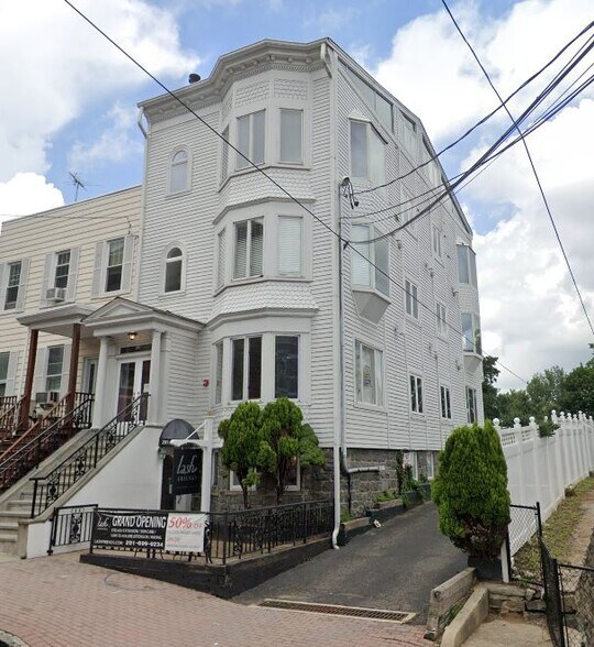 More Photos Of 17 Hilliard Ave, Edgewater Storefront Retail Residential For Lease