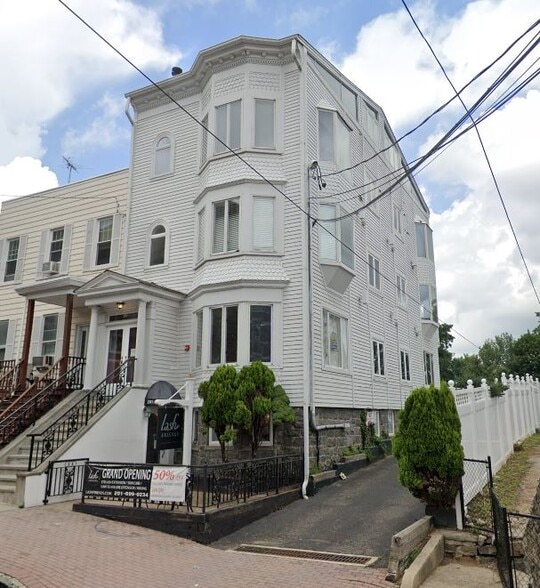 More Photos Of 17 Hilliard Ave, Edgewater Storefront Retail Residential For Lease