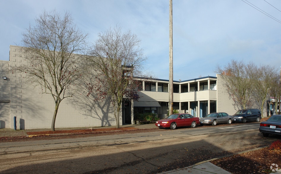 More Photos Of 545-575 Holly St, Junction City Storefront Retail Office For Lease