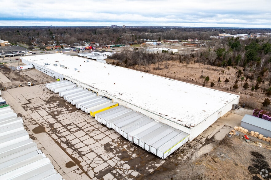More Photos Of 3301 S Dort Hwy, Flint Distribution For Lease
