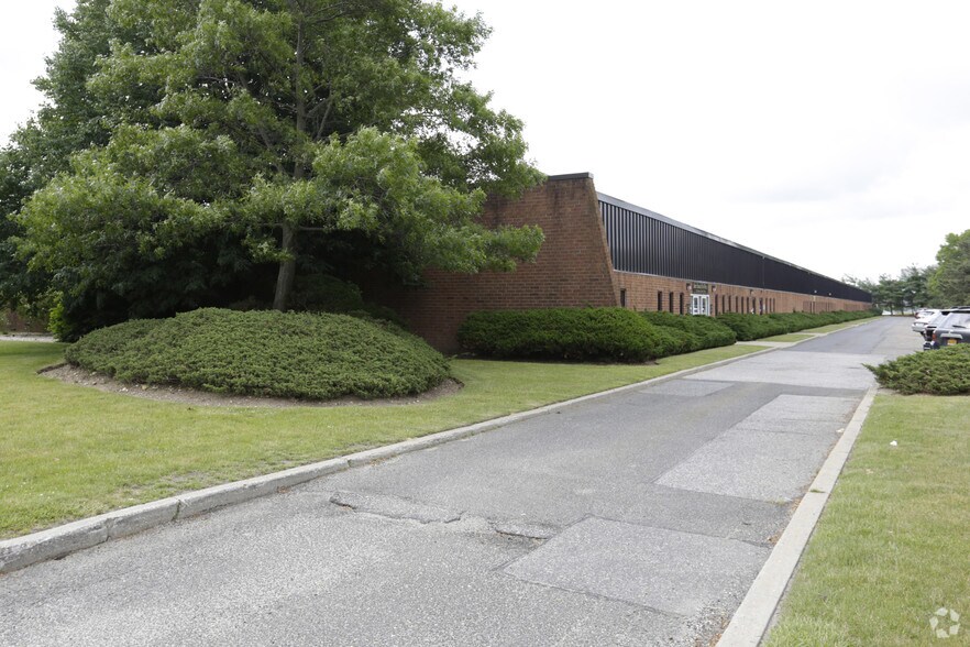 More Photos Of 175 Commerce Dr, Hauppauge Research And Development For Lease