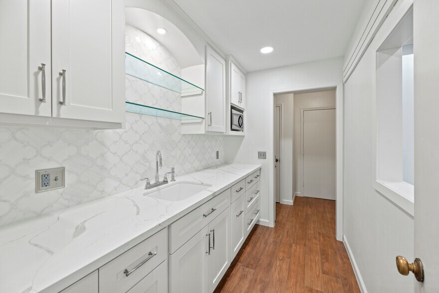 More Photos Of 1001 Avenue B, Katy Storefront Retail Office For Lease