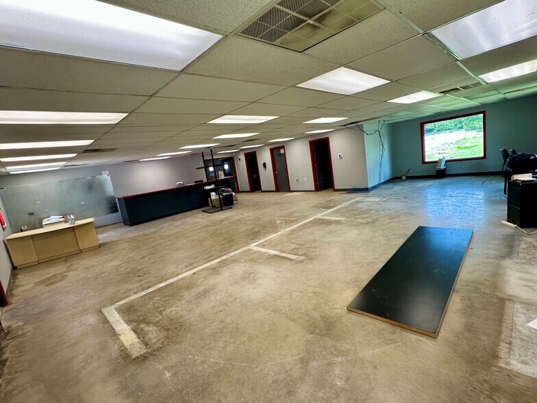 More Photos Of 2305 W Industrial Park Dr, Bloomington Warehouse For Lease