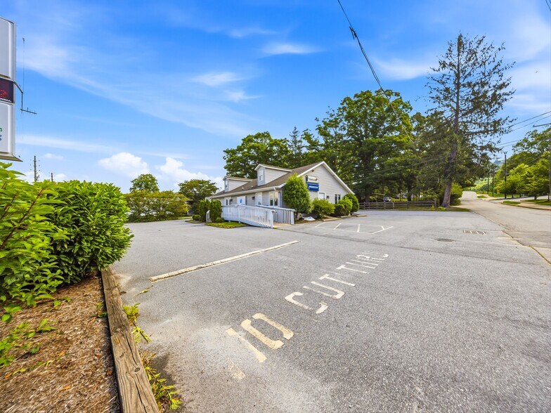 More Photos Of 2124 Hendersonville Rd, Arden Office For Sale