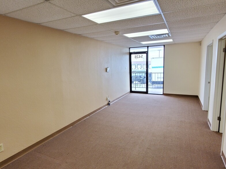 More Photos Of 5426-5440 Schertz Rd, San Antonio Flex For Lease