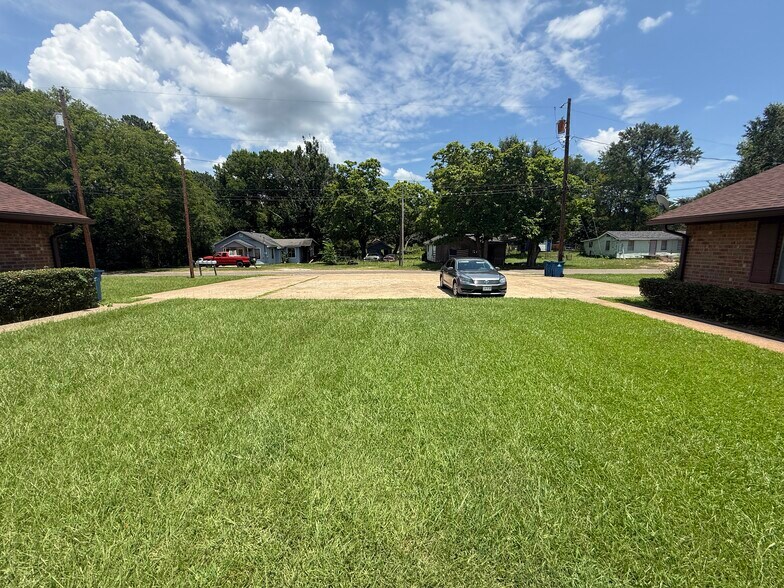 More Photos Of 1007 Richey Dr, Gladewater Apartments For Sale