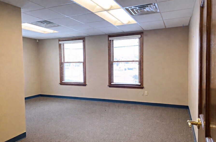 More Photos Of 7 Bedford St, Burlington Office For Lease