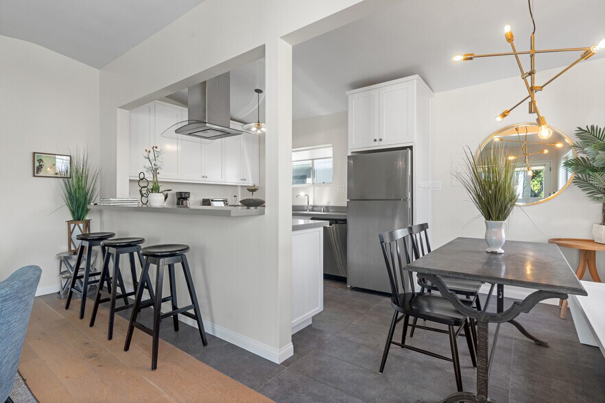 More Photos Of 705 6th Ave, Venice Apartments For Sale