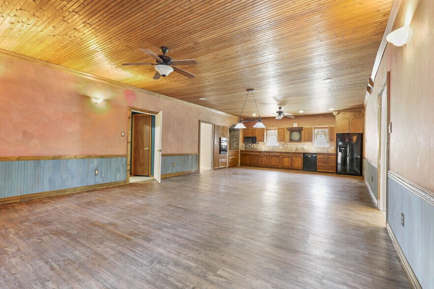 More Photos Of 202 Maple St, Farmersville Showroom For Sale