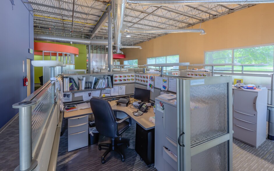 More Photos Of 2011 Cherry St, Louisville Light Manufacturing For Lease