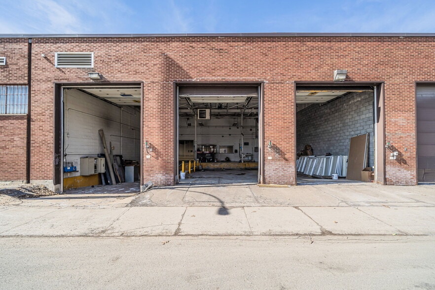 More Photos Of 5655 Rue de Marseille, Montréal Light Distribution For Lease