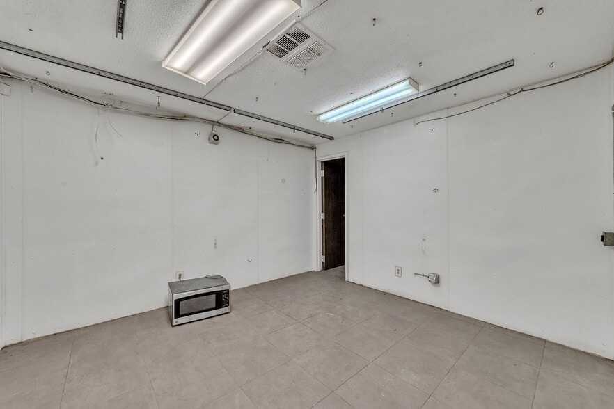 More Photos Of 2685 Durango Dr, Colorado Springs Warehouse For Lease