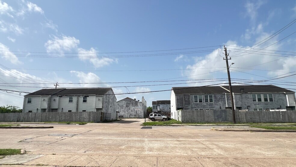 Primary Photo Of 8807 Bissonnet St, Houston Apartments For Sale
