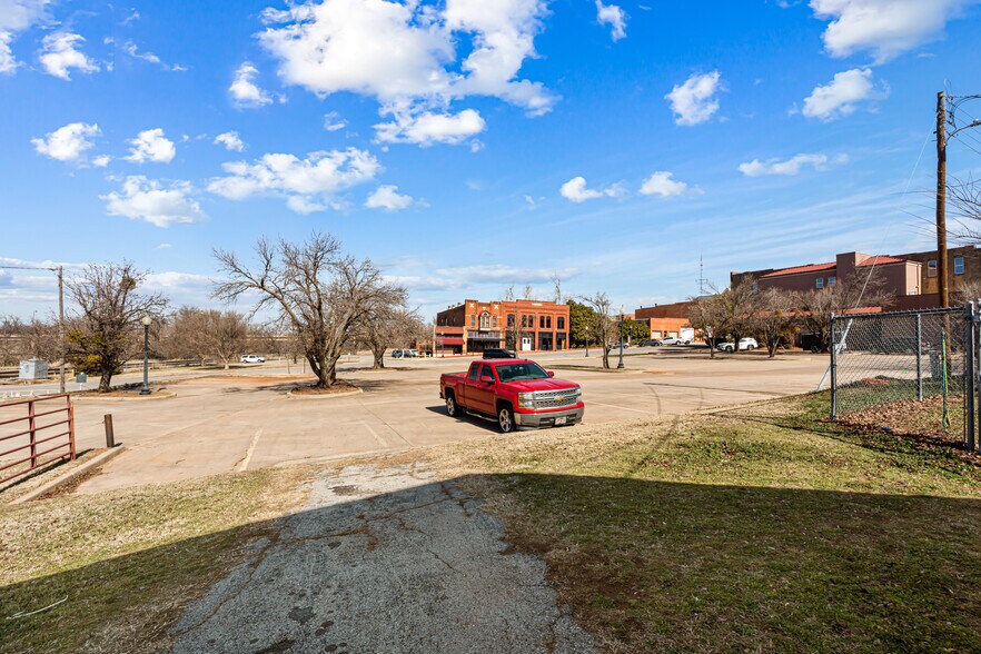 More Photos Of 410 W Harrison Ave, Guthrie Freestanding For Sale