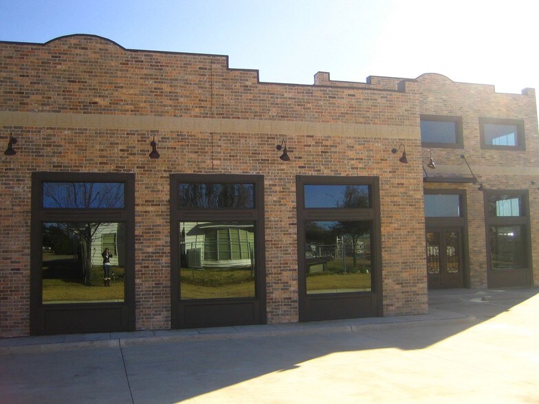 More Photos Of 320 E Main St, Lewisville Office For Lease