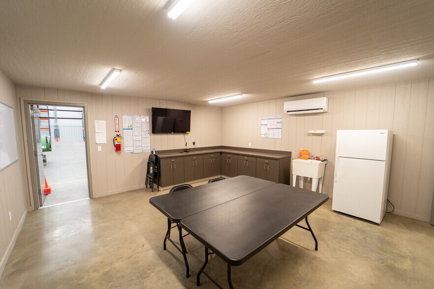 More Photos Of 236 Industrial Park Dr, Victoria Warehouse For Lease
