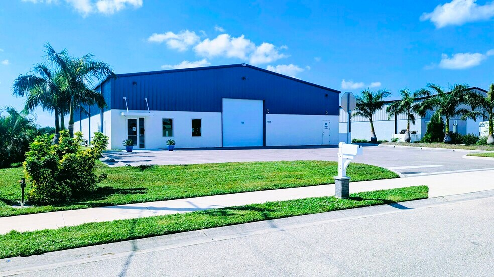 More Photos Of 2328 72nd Dr E, Sarasota Warehouse For Sale