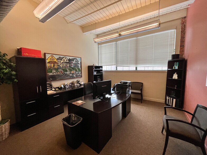 More Photos Of 1457 E 40th St, Cleveland Showroom For Lease