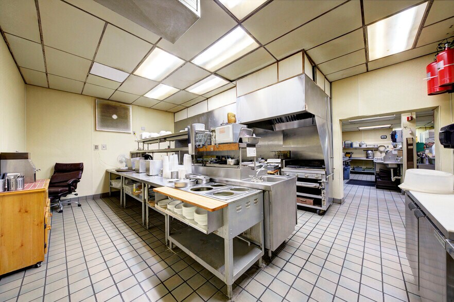 More Photos Of 1744 Biddle Ave, Wyandotte General Retail For Sale