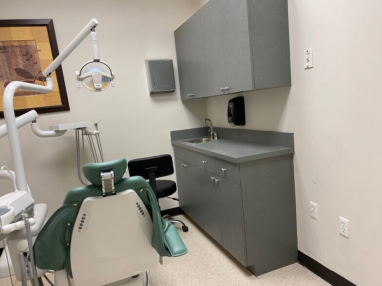 More Photos Of 124 Mcclean Ave, Staten Island Medical For Lease