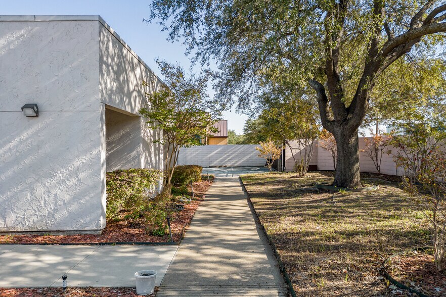 More Photos Of 8363 Meadow Rd, Dallas Office For Sale