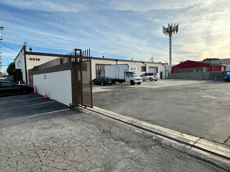 More Photos Of 5500-5510 Satsuma Ave, North Hollywood Warehouse For Sale