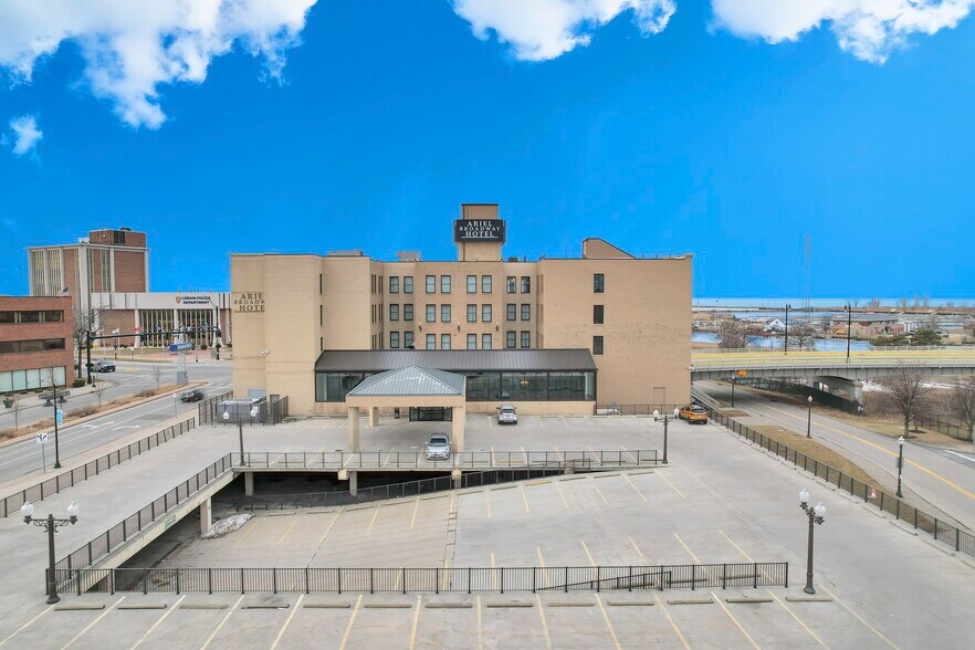 More Photos Of 301 Broadway, Lorain Hotel For Lease