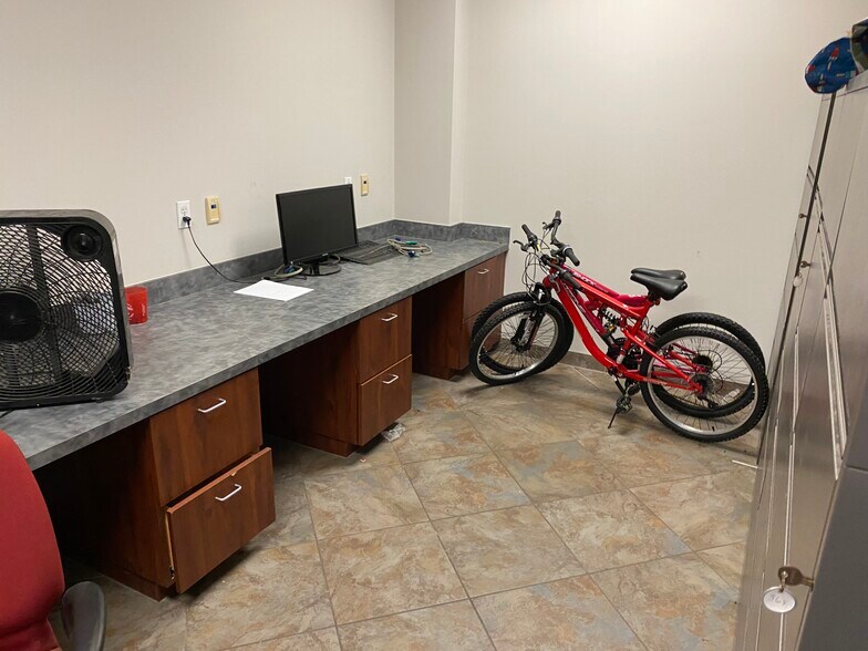 More Photos Of 1105 N Main St, Highlands Warehouse For Lease