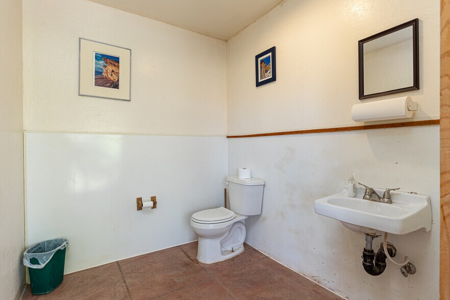 More Photos Of 2040 Long Rd Cyn, Kanab Freestanding For Sale