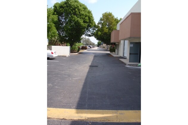 More Photos Of 4331 N Dixie Hwy, Boca Raton Light Distribution For Lease