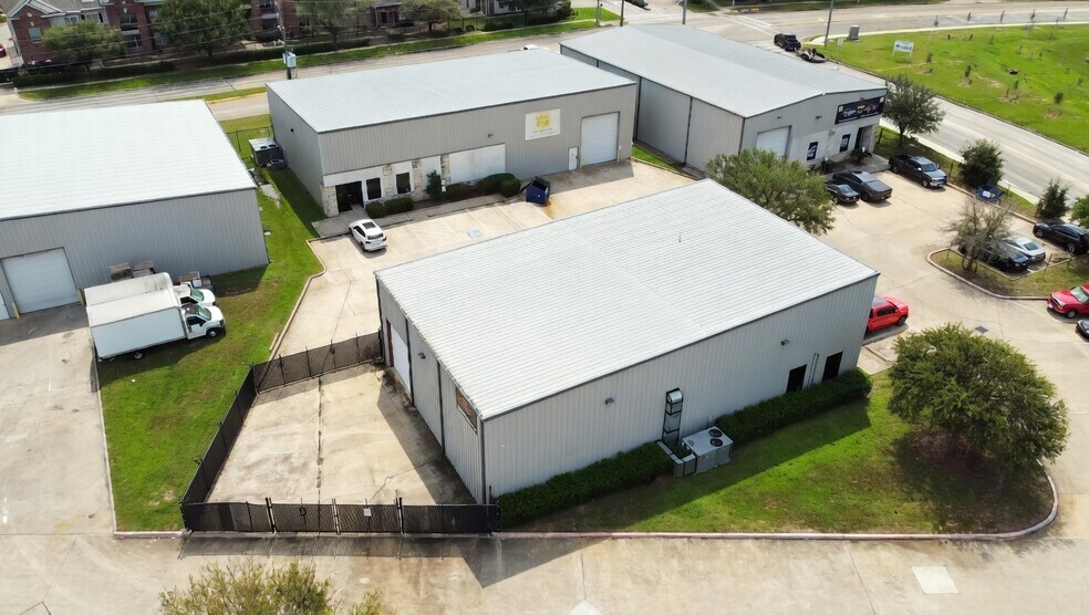 More Photos Of 1333 Price Plaza Dr, Katy Warehouse For Lease