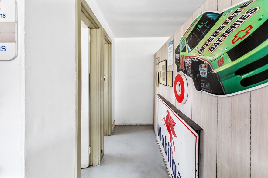 More Photos Of 809 Montauk Hwy, Montauk Auto Repair For Sale