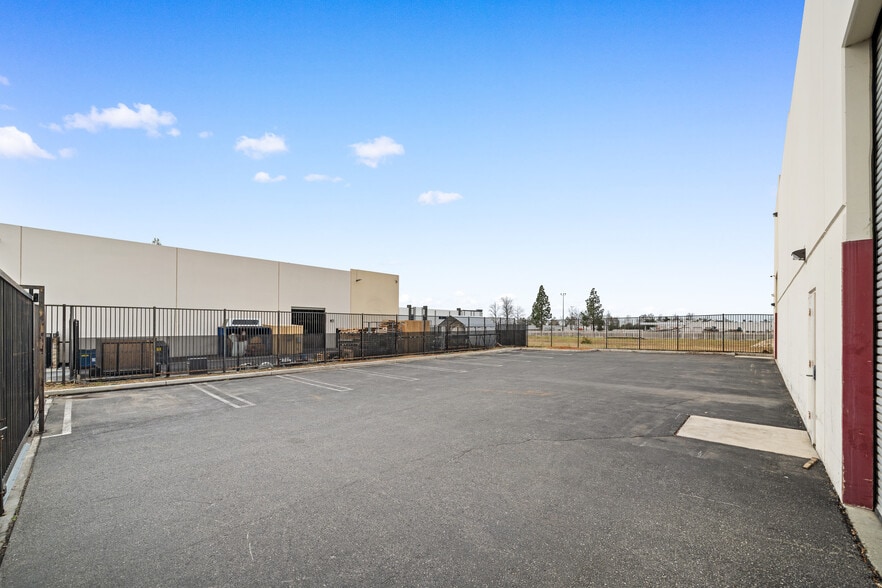 More Photos Of 14920 Hilton Dr, Fontana Warehouse For Lease