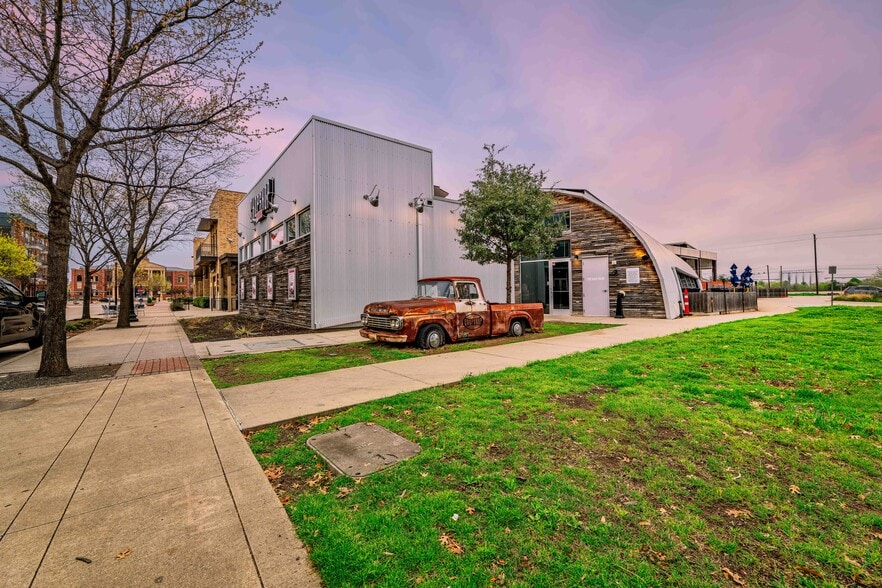More Photos Of 309 S Oak St, Roanoke Restaurant For Lease