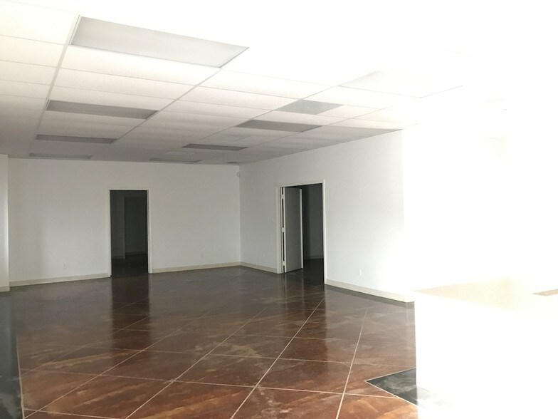 More Photos Of 118 6th St N, Texas City Showroom For Sale