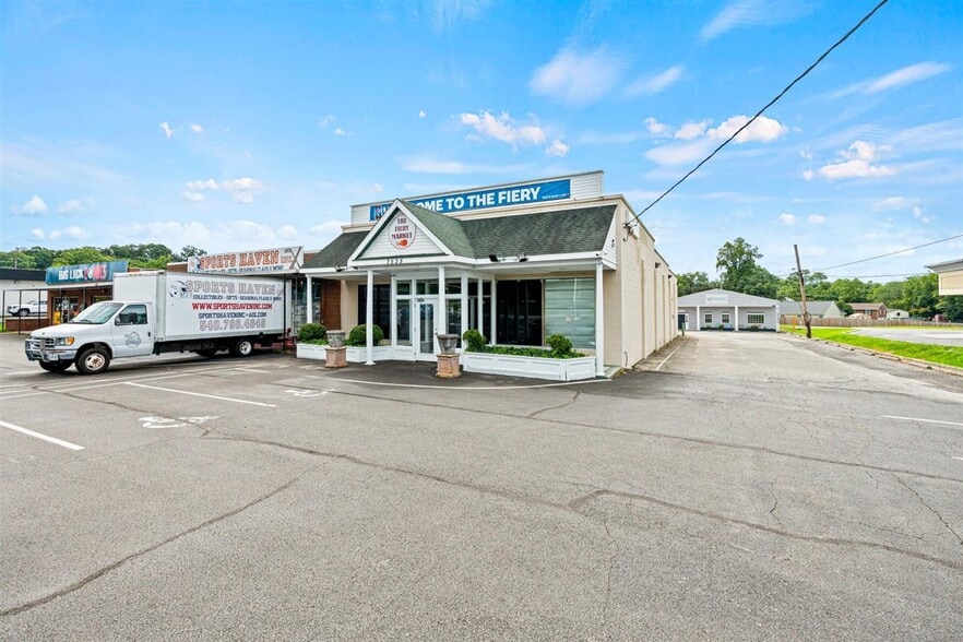More Photos Of 7535 Williamson Rd, Roanoke Restaurant For Lease