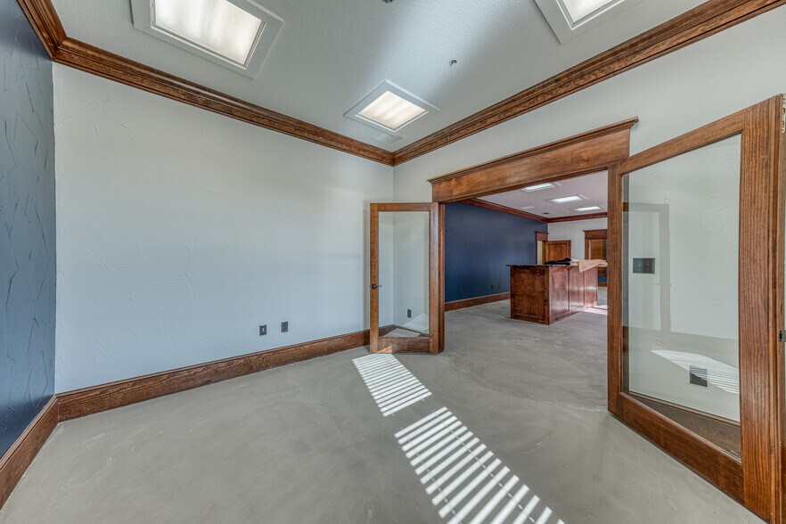 More Photos Of 1916 Martin Dr, Weatherford Office For Lease