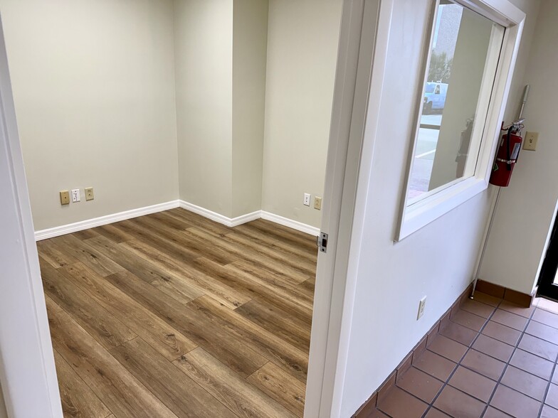 More Photos Of 5422-5432 W Crenshaw St, Tampa Unknown For Lease