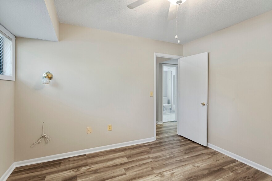 More Photos Of 400 Foxfire Ct, Seneca Apartments For Sale